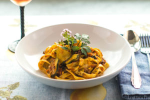 Trädgård färsk squash och ört pasta.