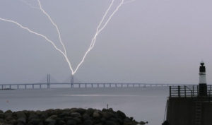 Lightening striking the Öresund bridge. Image by Johan Nilsson, TT.