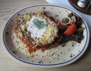 https://upload.wikimedia.org/wikipedia/commons/c/c6/Placki_ziemniaczane_polish_potato_pancake_and_goulash_dish_2010.jpg