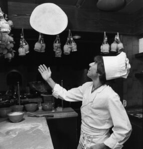 STOCKHOLM 19750916. Pizzabagare Mario Cuccarano på Amarantens pizzeria kastar pizzadegen i luften. Foto: Kent Östlund / SvD / SCANPIX / kod 71522